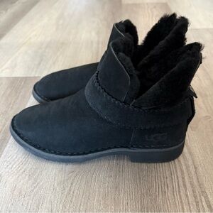 UGG classic Black womens McKay Sheepskin Suede Boots Booties Size 7 like new